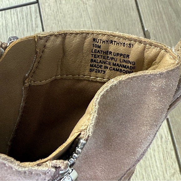 Steve Madden Tan Ankle Booties with Elastic Panels - Picture 8 of 9